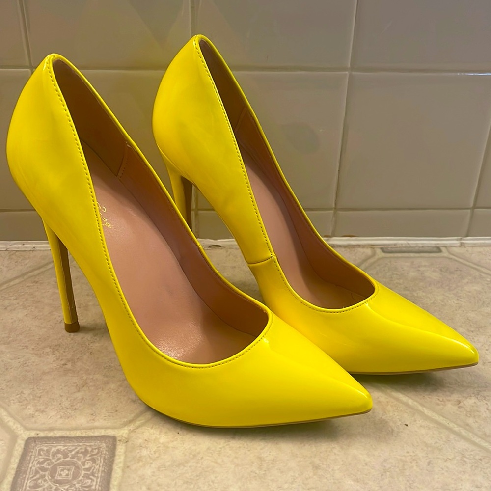 Elisabet Tang Yellow Pointed Toe Stiletto Size 8